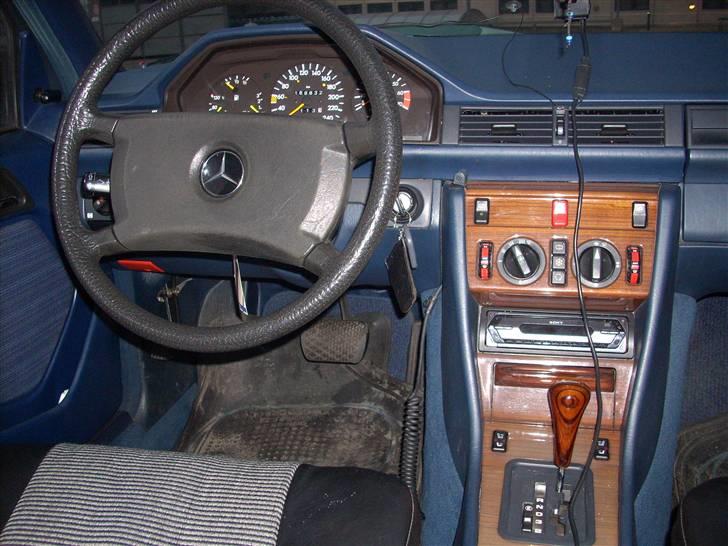 Mercedes Benz 230E /SOLGT/ billede 4