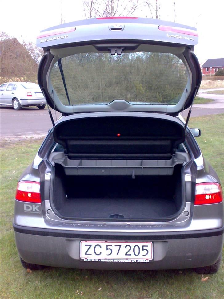 Renault Laguna II - Relativt stort bagagerum. Kæresten siger barnevogn, jeg siger anlæg. I just know I´m gonna win that one. billede 8