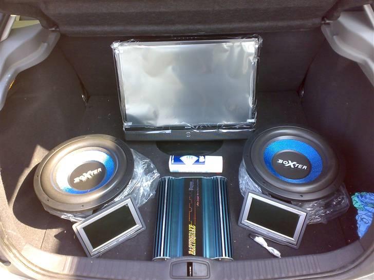 Renault Laguna II - Planerne med anlæg. Skal laves i glasfiber. evt. vendes wooferne om. Men 1 stk Earthquake monoblock digital forstærker, 1 stk 1F kondensator , 2 stk 12" Boxter shark woofer, 2 stk 7" skærme, 1 stk 22 " skærm billede 9