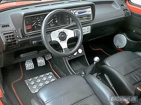 VW golf 1 LS '' SOLGT " - der hvor askebægeret er er der lavet panel til at åbne bagagerum, varme i sæder, lys ved forstærker, og horn....   billede 4