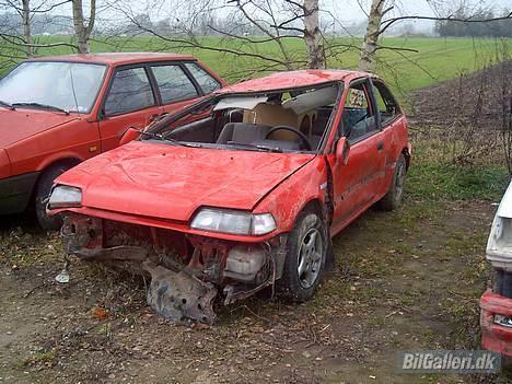 Honda Civic 16v TOTALSKADET - såen ser den så ud nu! totalskadet!!! tror jeg vist nok billede 3