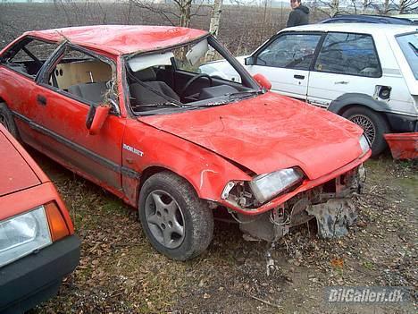 Honda Civic 16v TOTALSKADET - sækning af tag udføres. hehe.. det er min storebrors Corolla projekt ved siden af.. billede 4
