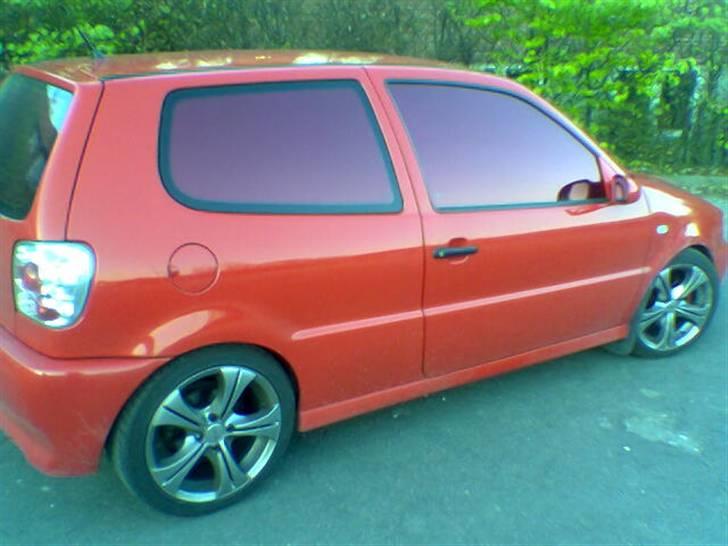 VW Polo 16v SOLGT - lexus lygter!!! det er ikke så pent syntes jeg men de var der da jeg købte den!!! billede 3