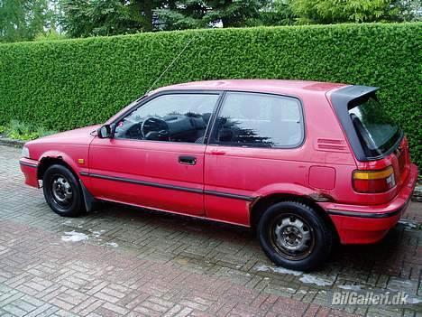 Toyota Corolla XLI >SOLGT< - Sådan så den ud dagen efter jeg hentede den... den er lidt trist at se på!!! billede 9