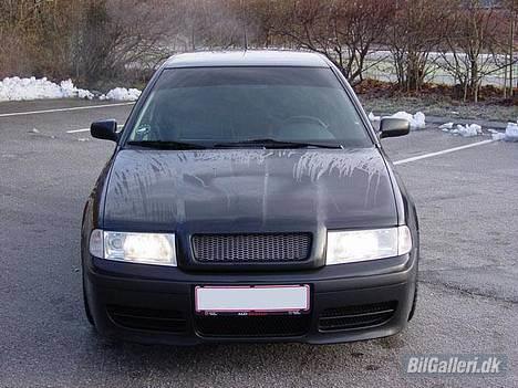 Skoda Octavia RS "Black Pearl" - Emblem fri front fra milotec.de billede 9