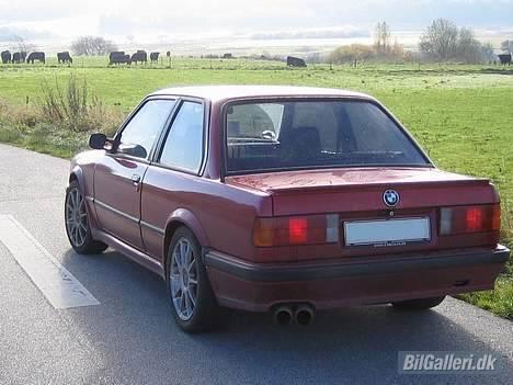 BMW 320 ETA Projektet Solgt - Ja herfra er der en lækker brummen fra afgangen. Mums den lyder godt :D billede 2