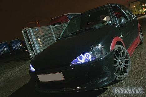 Peugeot 106 XS 1,6 SOLGT - Yes så er der ny front og hjelm ;) Tak til Pro-Street.dk - Niki F billede 1