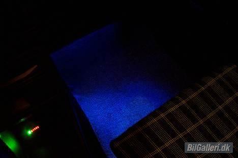 VW Golf 2 - Blå lys i bunden af kabinen... Den grønne diode indikere at der er grønt lys under bilen billede 10