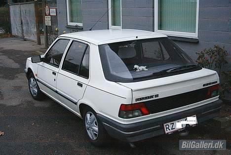 Peugeot 309 1.6GRI (DØD) - ja det er så bagfra for dem som ikke lige kan se det.. *GG* billede 2