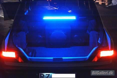 Peugeot 309 1.6GRI (DØD) - Dette er anlægget bag i med neon rør. billede 5