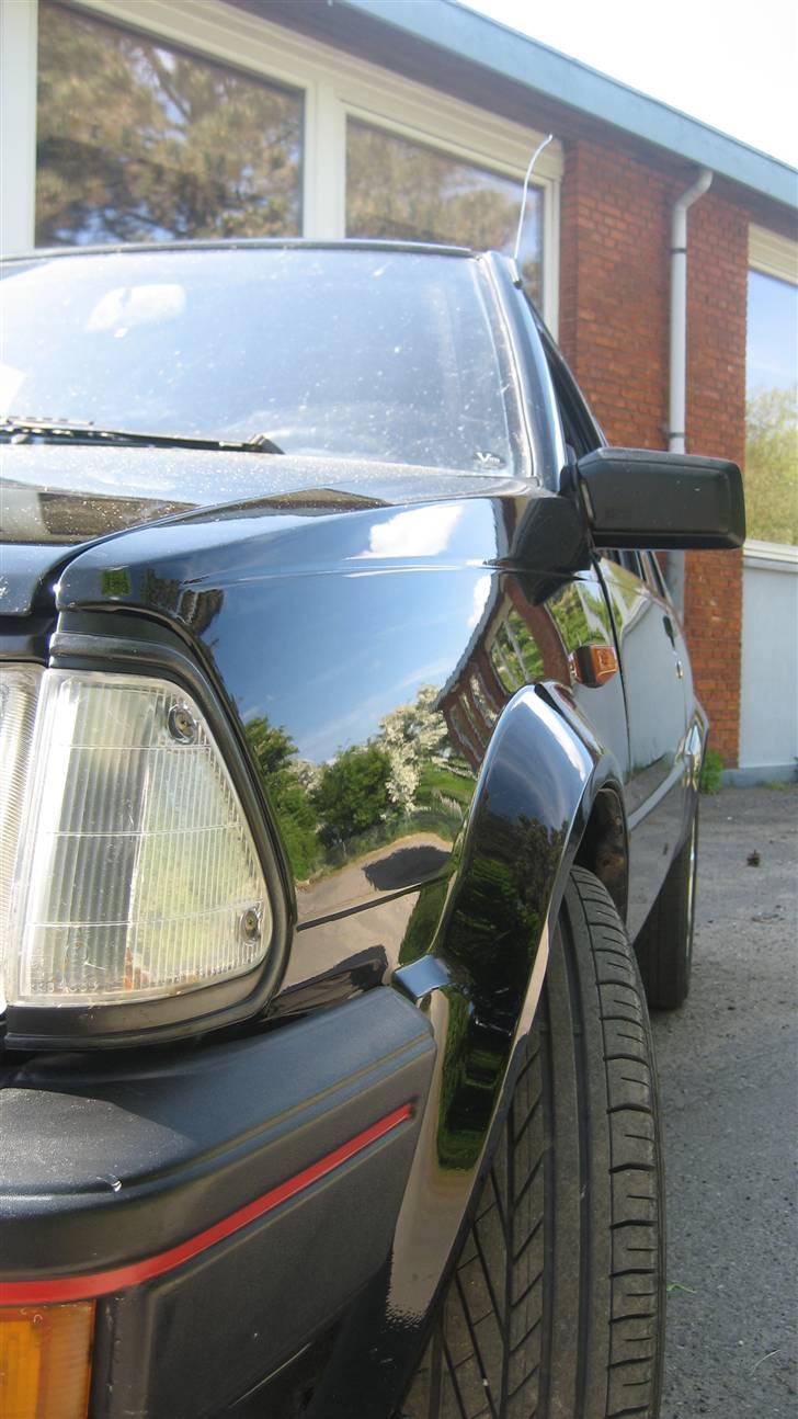 Toyota Starlet 1,3 Sport - Se hvordan omgivelserne spejler sig i lakken ;-) billede 2