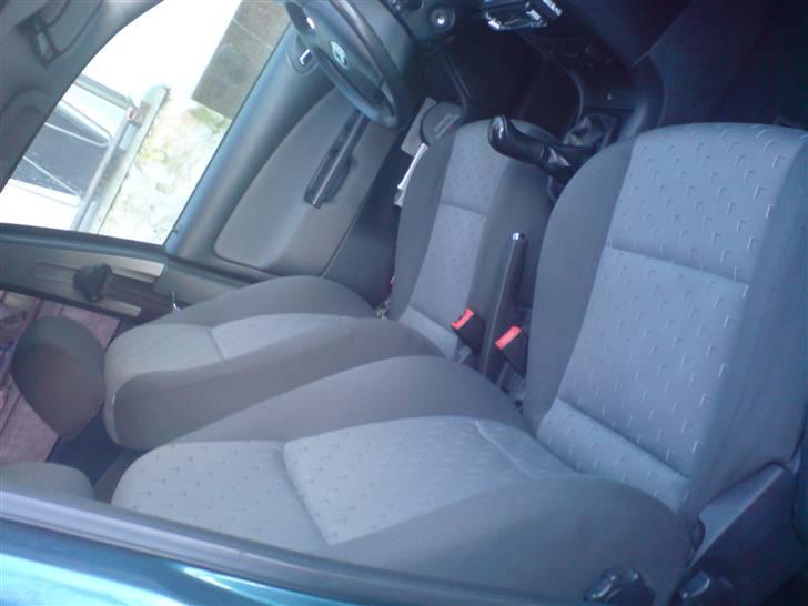 Skoda Octavia - Kabinen foran, efter en tur med støvsuger og pudseklud.. billede 8