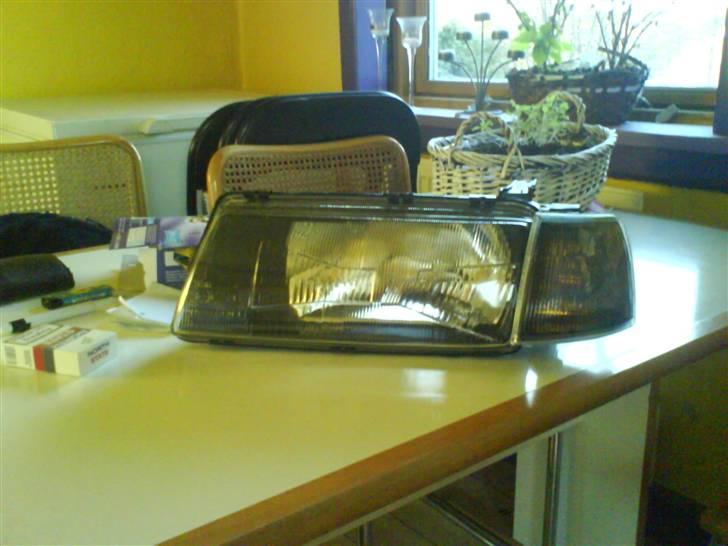 Opel vectra a 2,0i 8v  - så er de nye lygter klar til at blive monteret... billede 6