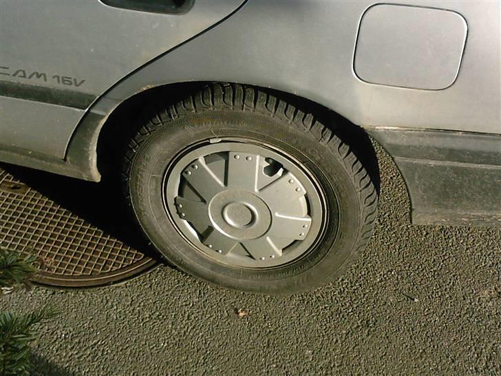 Nissan Sunny n14 sport  - federe hjulkapsler kan ikke købes for penge;) billede 3