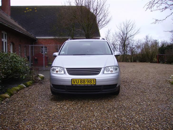 VW Touran tdi "solgt" - Emblemfri front billede 5