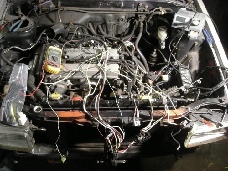 Toyota Corolla GT (Solgt) - Der er lidt ledninger at holde styr på men kommer da så stille lidt videre ;-) billede 14