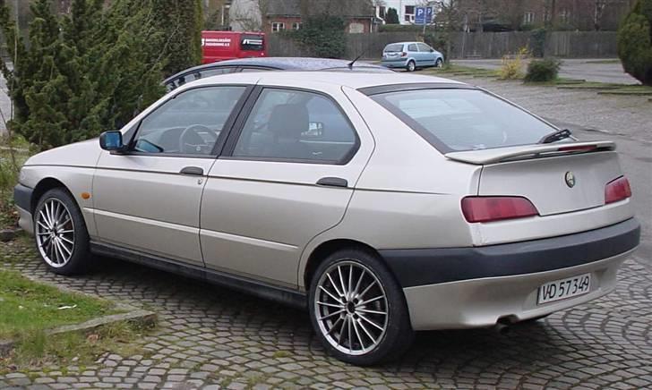 Alfa Romeo 146 1.6 L - Her med 17´´ Toora fælge og 205/40 Nankang NS-2 dæk billede 1