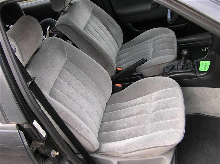 VW Passat  CL stc. - Den nye GL veleur-kabine - bemærk bundmåtten også er skfitet... ET SLID UDEN LIGE - men resultatet blev sq pænt, hehe billede 20