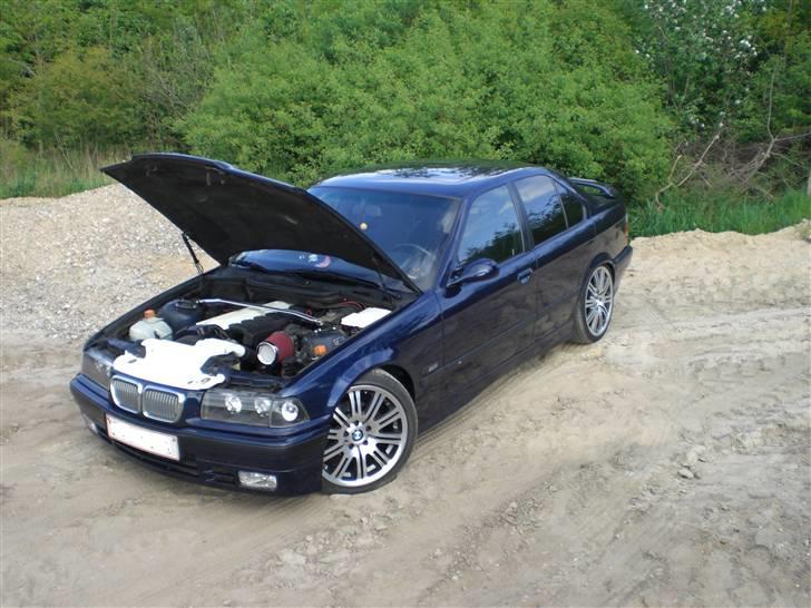 BMW 320i (SOLGT) - Lige et billede med klappen åben og de gamle 18´´ M3 EVO.... billede 2