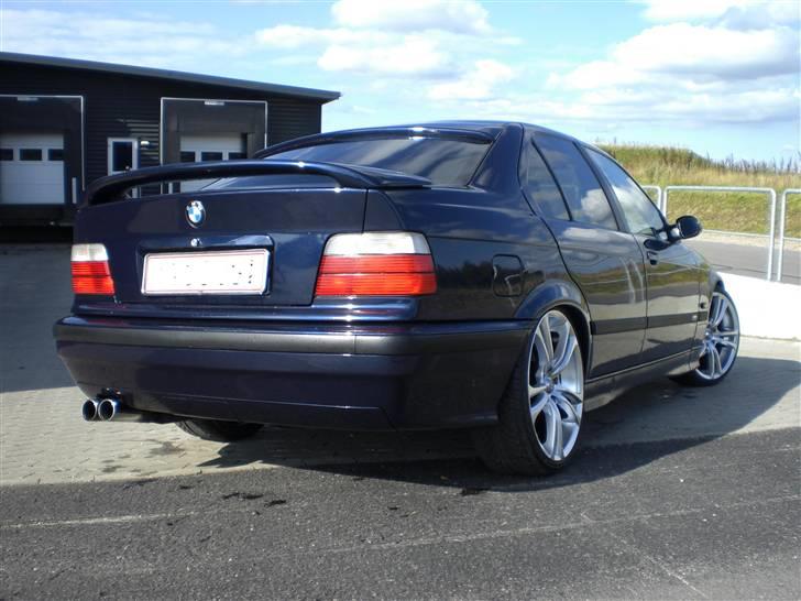 BMW 320i (SOLGT) - Med mine gamle fælge på.... billede 16