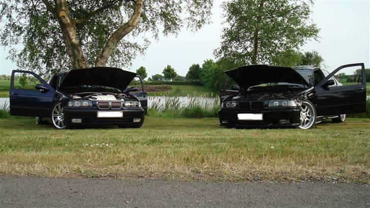 BMW 320i (SOLGT) - Mig og min kammerart.. 2 x 320´er med klappen åben :-) billede 18