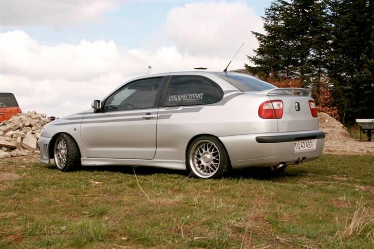 Seat Cordoba TDI Sport "Solgt" - April 08 på en mark og lidt jord billede 8