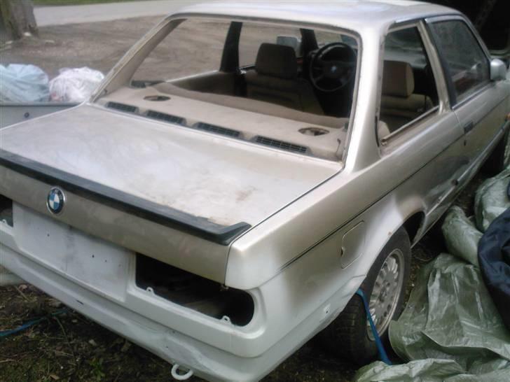 BMW 320i e30     SOLGT billede 1