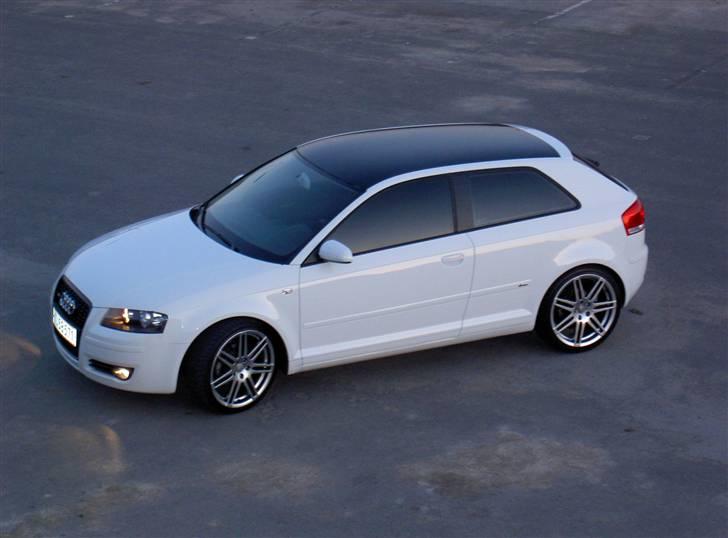 Audi A3 - White S-Line -SOLGT billede 1