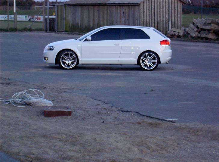 Audi A3 - White S-Line -SOLGT billede 4