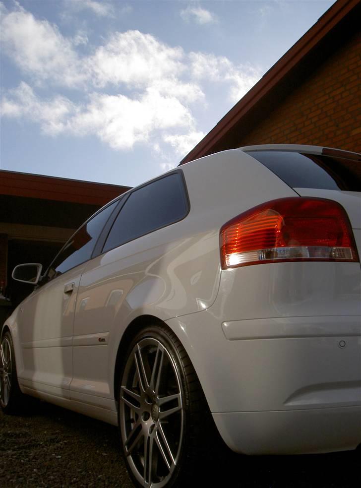 Audi A3 - White S-Line -SOLGT billede 8