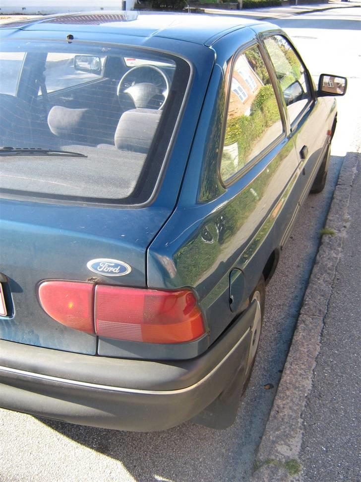 Ford Escort 1,4i CLX (SOLGT) billede 2