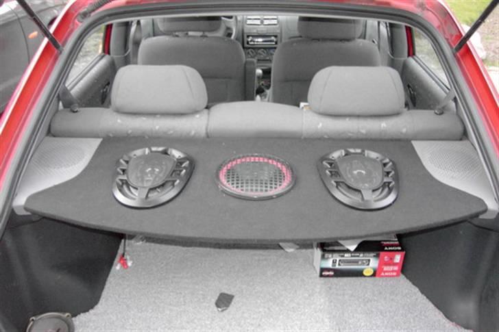 Hyundai Accent 1,5 GLS (SOLGT) - Den nye hylde med den berømte ukendte 8" sub jeg fandt i et miljøhus billede 4