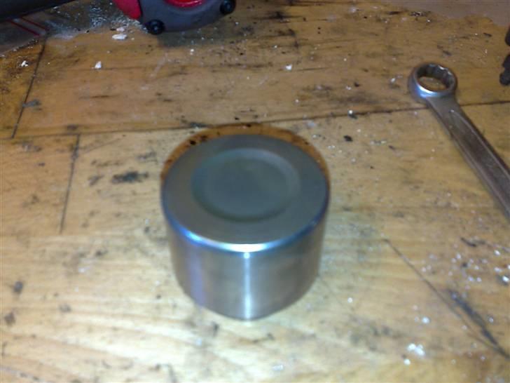 Toyota Celica TA40 Tropic - Stemplet i den ene kaliber som er under renovering,  Her gjort totalt rent for rust. billede 12