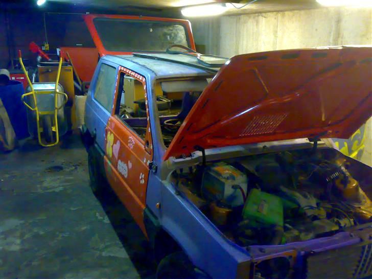 Fiat Panda (skrottet) - bilen på lånt værksted. billede 5