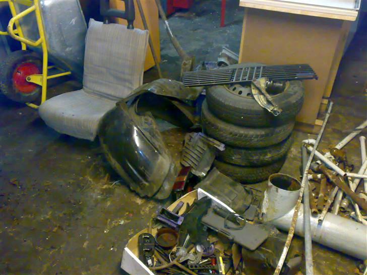 Fiat Panda (skrottet) - en masse dele som var med til bilen. billede 8