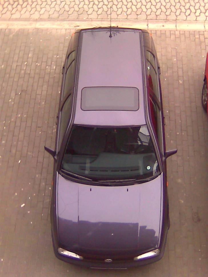 VW Golf 3 "DØD" - Oppe fra, den ser godt nok lilla ud der :P  billede 9