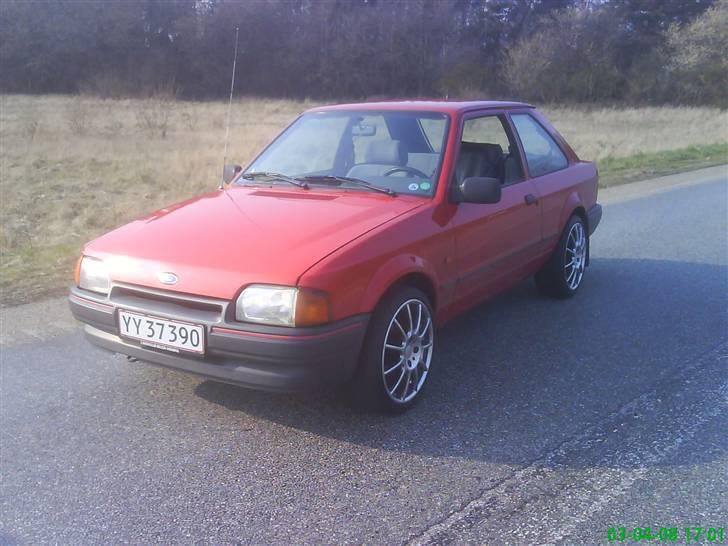 Ford Escort 1,6 Savoy SOLGT billede 2