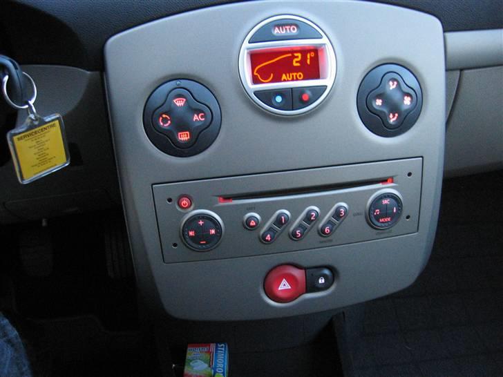 Renault Clio III 1,5 DCI 68HK - SOLGT billede 9