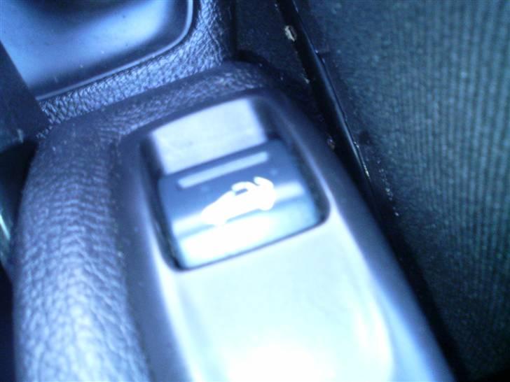 Peugeot 206 CC 1,6 16V - Knappen til taget, fra coupe til cab :D Sådan ja! billede 16