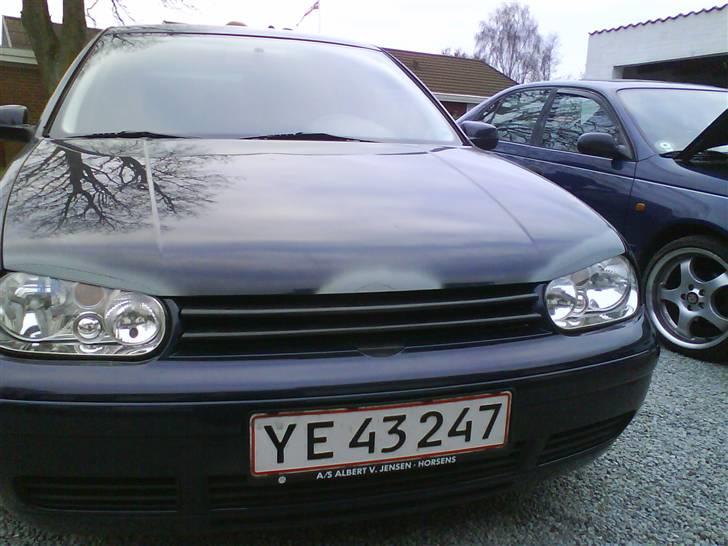 VW golf IV - Her ses fronten inden maler, den har lige fået lidt grunder så den ikke ruster hvor der før var bart metal efter det lille indgreb med bad boy og svejst halv bue efter emblem billede 4