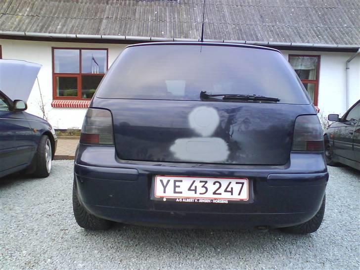 VW golf IV - Bagklappen bære tydeligt præg af at nu er vi klar til maler men lige inden skal den lige forbi min gode kammeart Buk som kan det pis med at ligge Tin i :-) billede 5