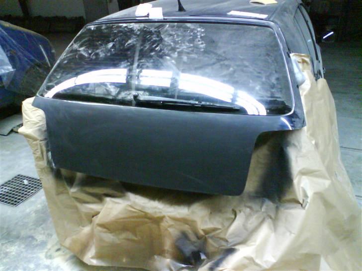 VW golf IV - Her ses så bagklappen efter at min maler G har været i gang det ses tydeligt at det er noget han har 100% styr på :-) billede 6