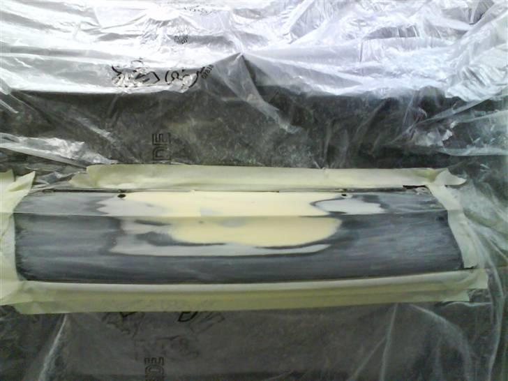 VW golf IV - Her ses så frontkofangeren efter at G lige har fået bygget den gamle halv bue op hvor der jo før gik et emblem ned i  billede 7