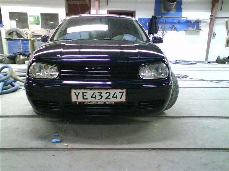 VW golf IV - Her ser vi så den færdige front. Man må da indrømme at det ser lidt badre ud når hjelmen går en smule ned over ens forlygter :-) billede 10