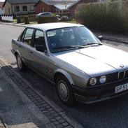 BMW E30 320i