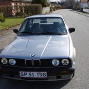 BMW E30 320i