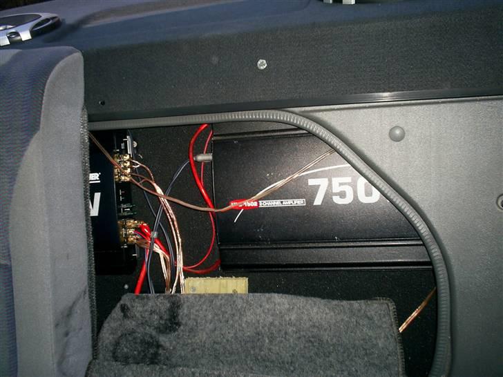 Nissan Primera SOLGT - Det er de to forstærker der trækker hver sin 12" dobbelt svingwspolet JBL bas billede 14