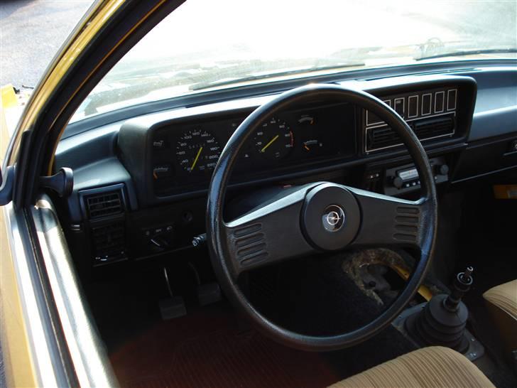 Opel Rekord E1 købt tilbage! - Omdrejningstæller skal man da have.. Ellers brunt og frækt.. Har været nød til at save lidt kardantunnelen så der er plads til kort gearstang fra omega gearkassen.. billede 10