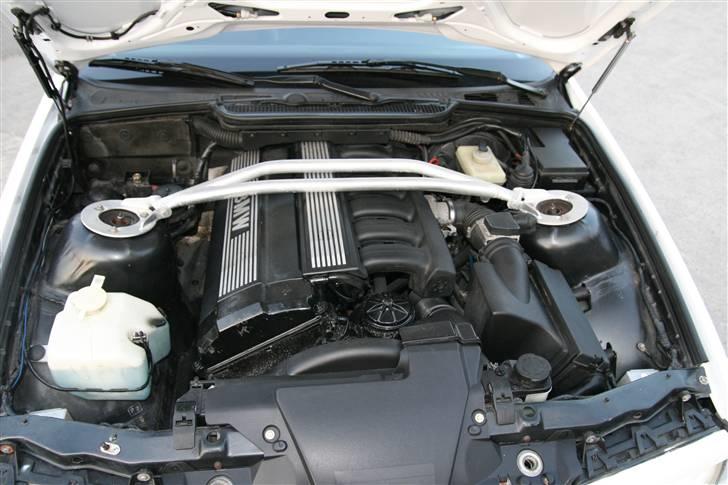 BMW 325I/328i  - Den dejlige motor billede 4