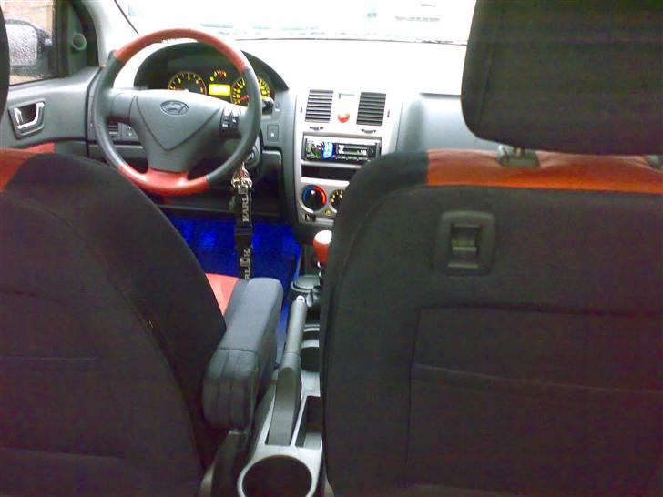 Hyundai Getz 1,5 CRDI Sport - UV lyset ved pedalerne i dagslys. billede 13